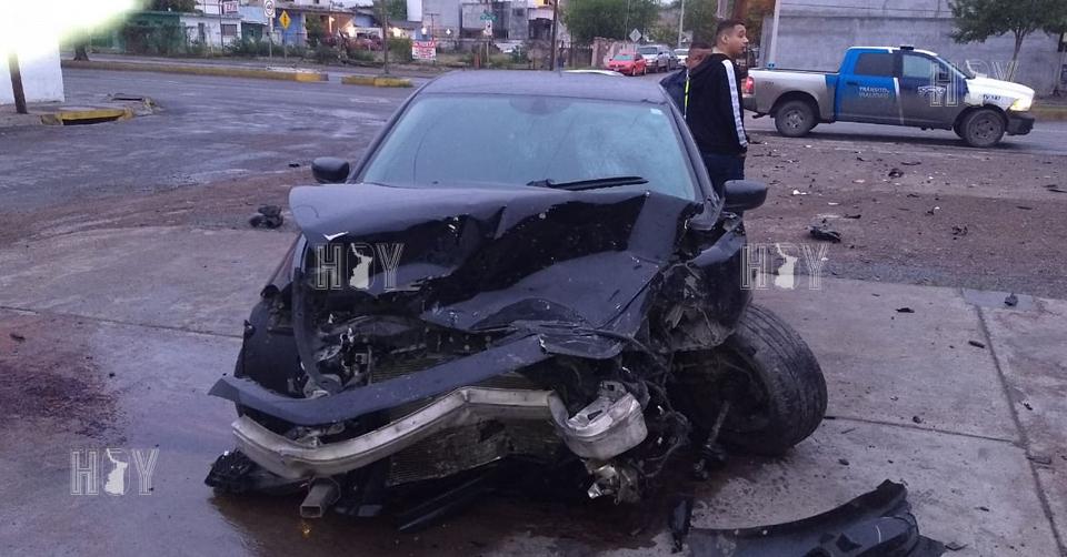 Hoy Tamaulipas - Huye tras causar severo accidente en Nuevo Laredo
