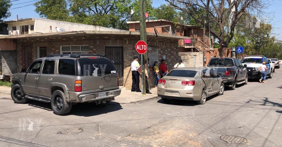 Hoy Tamaulipas - Se pasa alto y causa danios en doble choque en Nuevo ...
