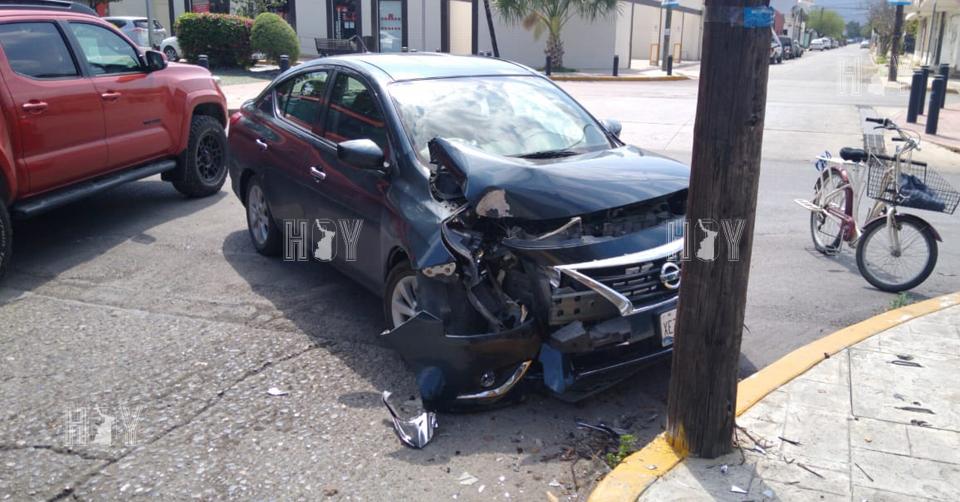 Hoy Tamaulipas - Iba en el celular y se estrella contra poste en Victoria