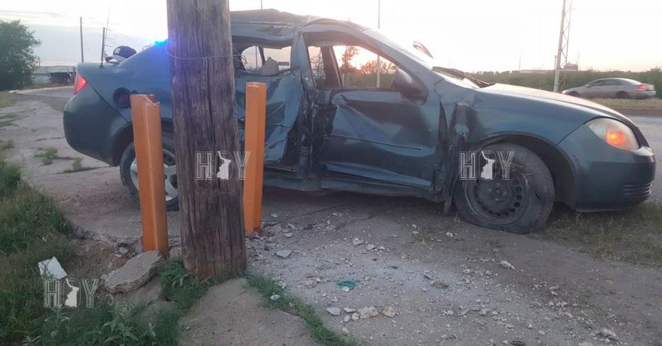 Hoy Tamaulipas - Queda mujer herida al chocar en Nuevo Laredo