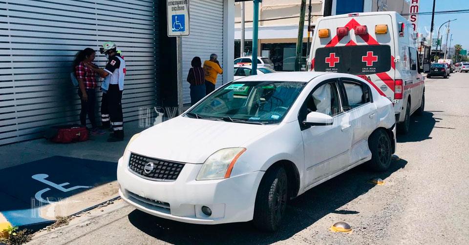 Hoy Tamaulipas - Conductor omite alto y provoca choque en Ciudad Victoria