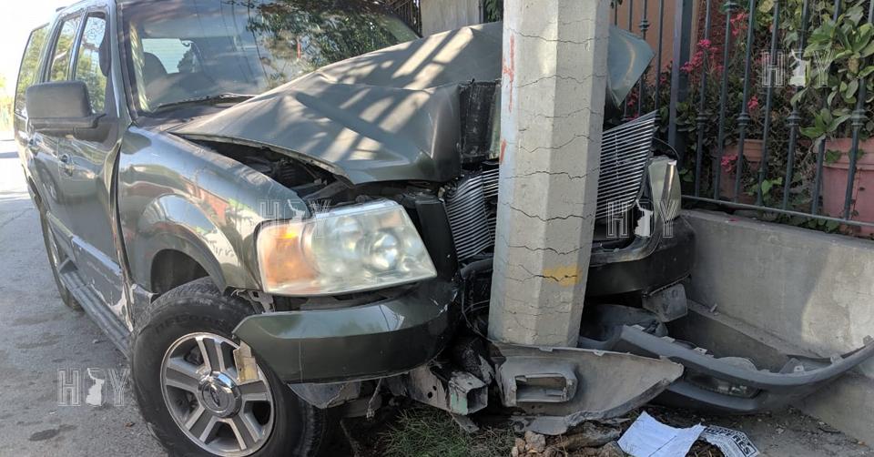 Hoy Tamaulipas - Se estrella contra poste y huye en Nuevo Laredo