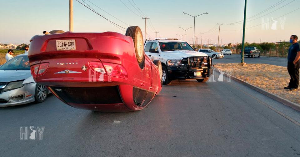 Hoy Tamaulipas - En Nuevo Laredo Vuelca ebrio en su coche y lo detienen
