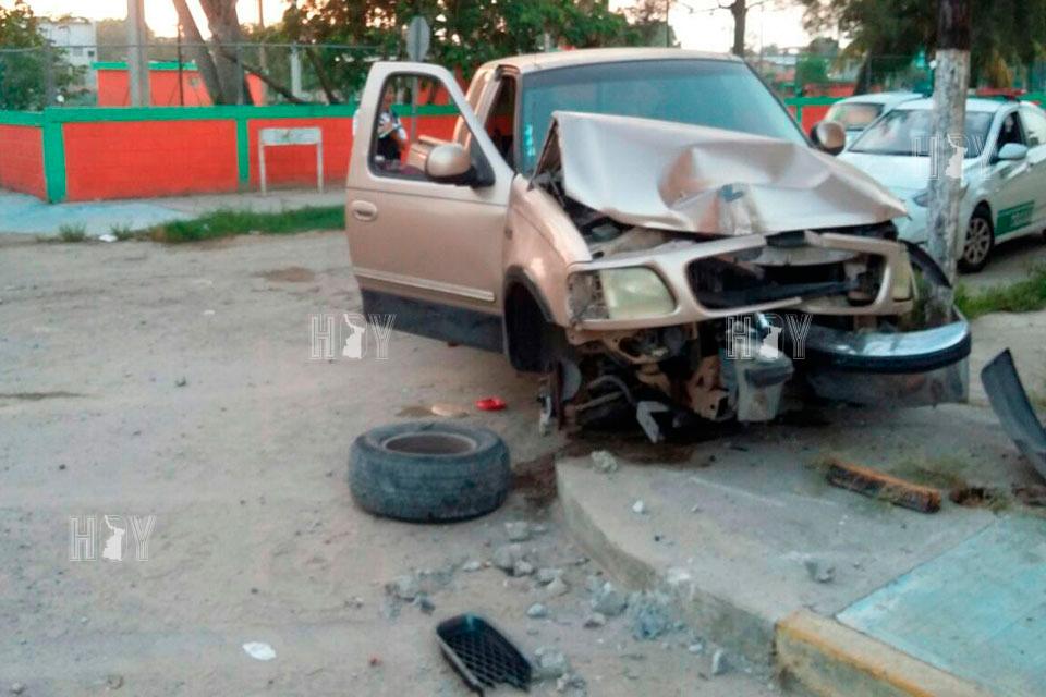 Hoy Tamaulipas - En Madero hombre choca con poste y huye
