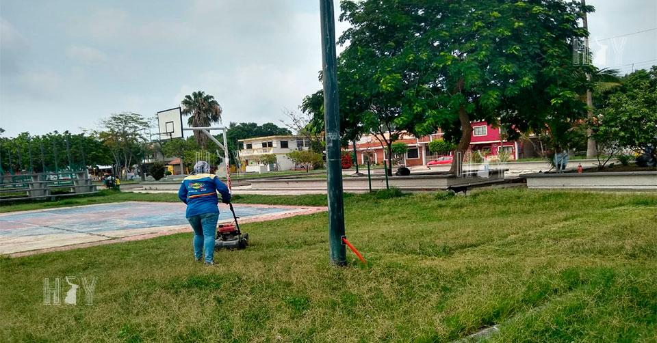 Hoy Tamaulipas - Permanente limpieza de plazas en Ciudad Madero
