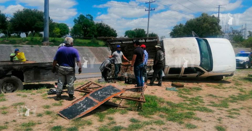 Hoy Tamaulipas - Sobrevive conductor a volcadura en Nuevo Laredo
