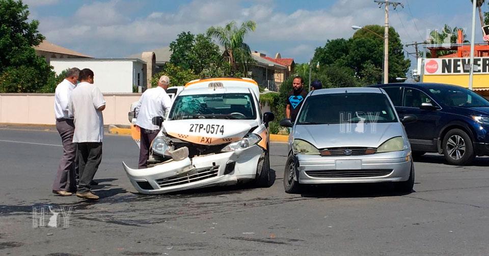 Hoy Tamaulipas - Choque entre taxi y auto deja danios materiales en ...