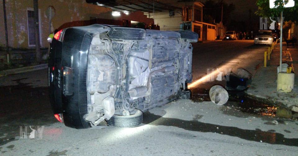 Hoy Tamaulipas - Vuelca en su coche y queda lesionada en Nuevo Laredo