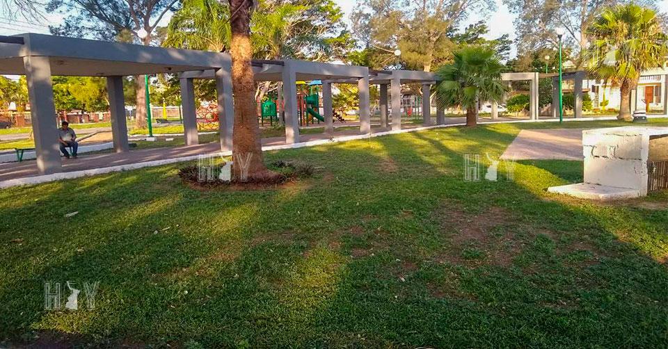 Hoy Tamaulipas - Dan mantenimiento a plazas publicas de Ciudad Madero