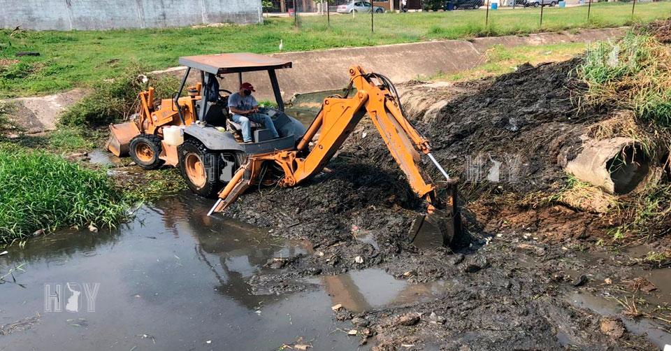 Hoy Tamaulipas - Continua programa de limpieza en canales de Ciudad Madero