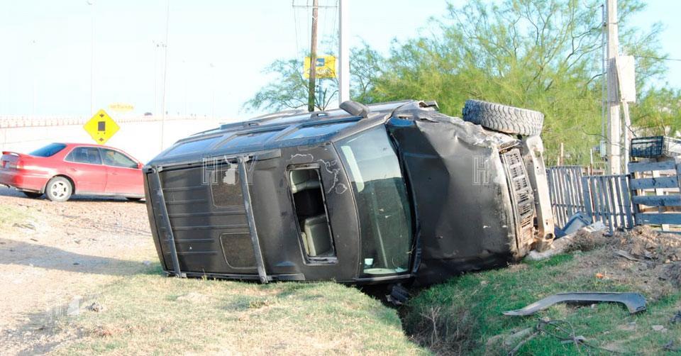 Hoy Tamaulipas - Tamaulipas Salva su vida tras volcadura en Nuevo Laredo