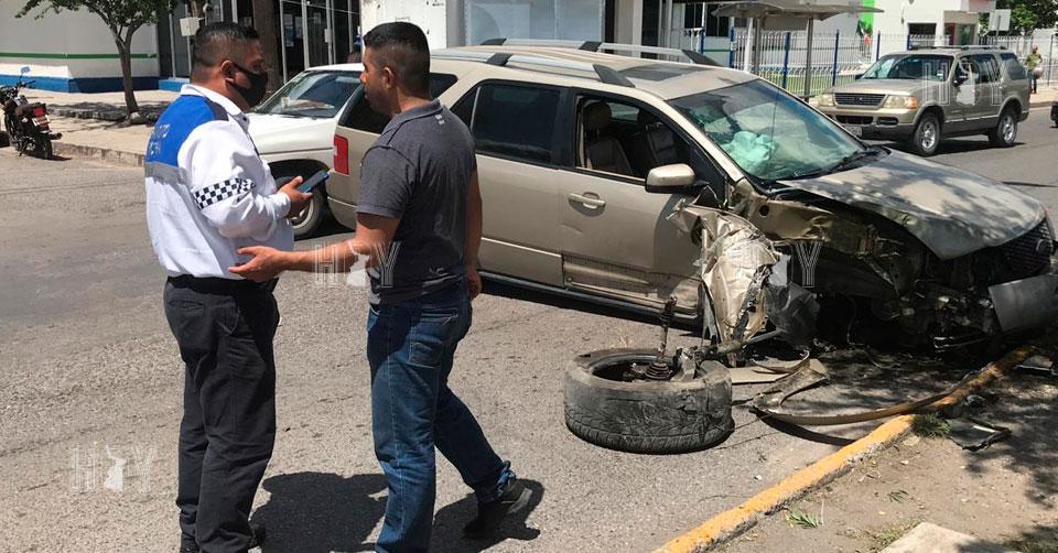 Hoy Tamaulipas - Tamaulipas Conductor se estrella contra poste del C-4 ...