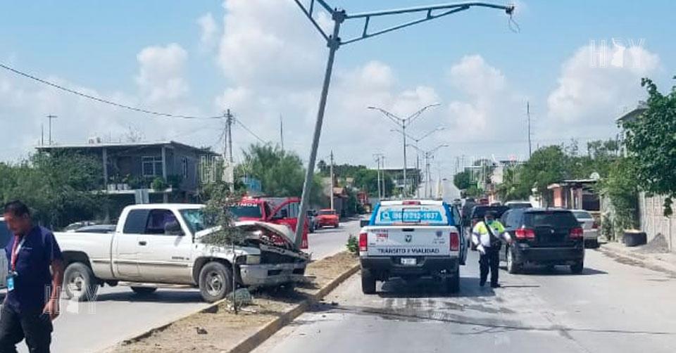 Hoy Tamaulipas - Tamaulipas Choca contra poste y abandona su camioneta ...