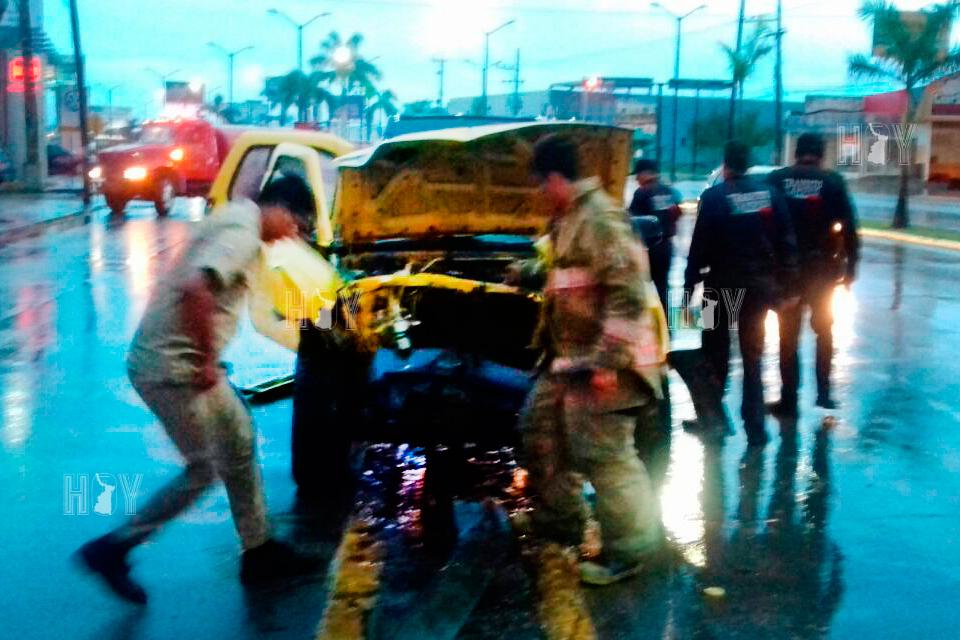 Hoy Tamaulipas - Derrapa camioneta y tumba dos luminarias en Tampico