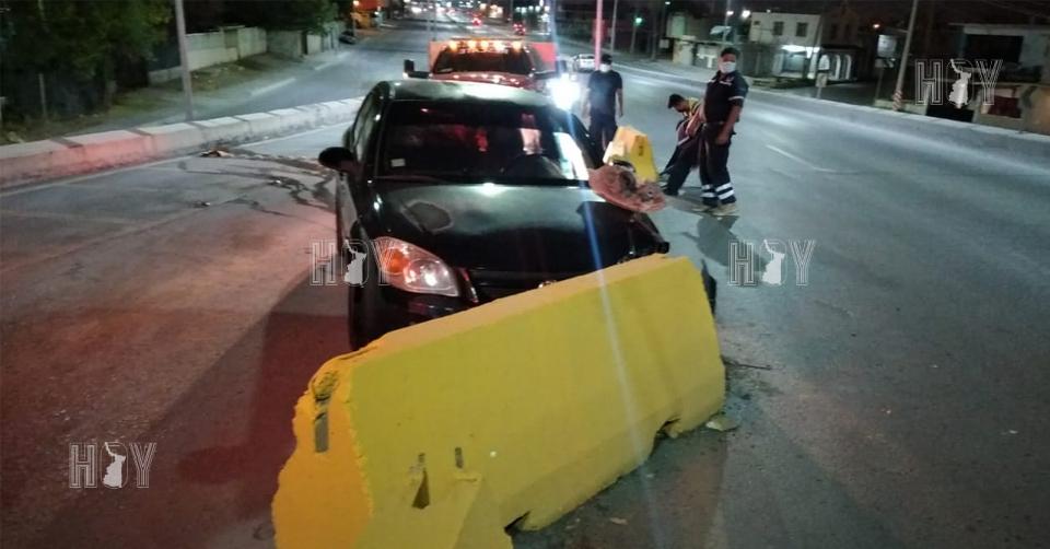 Hoy Tamaulipas - Choque en Nuevo Laredo Se estrella contra muros de ...