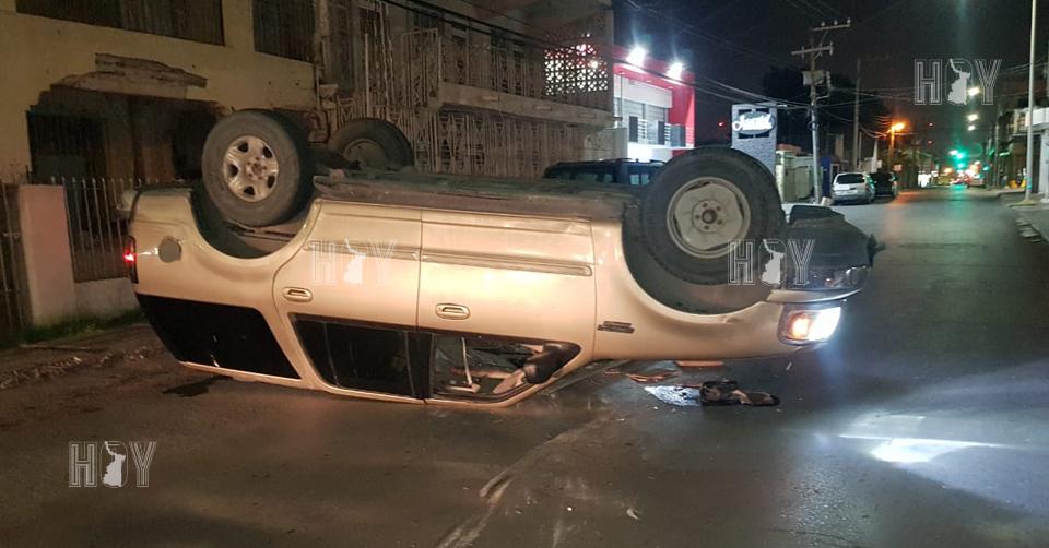 Hoy Tamaulipas - Sale herida mujer en choque con volcadura en Nuevo Laredo