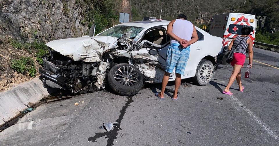 Hoy Tamaulipas - Conductora invade carril y choca con trailer en la ...