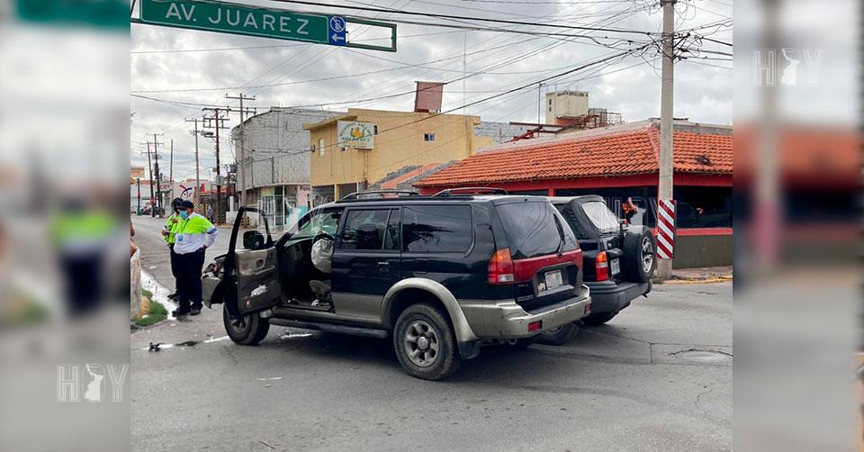 Hoy Tamaulipas - Tamaulipas Se pasa alto y provoca choque en Nuevo Laredo