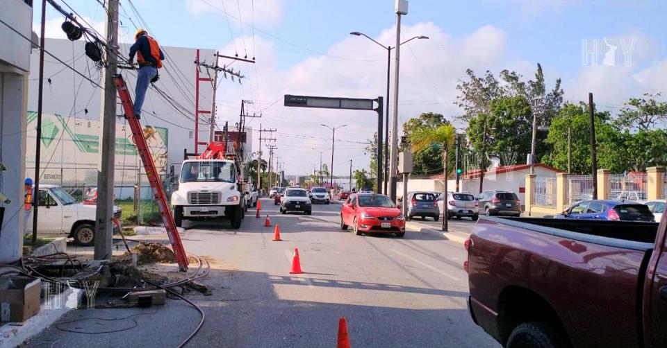 Hoy Tamaulipas - Tras choque contra poste de la CFE liberan carriles en ...