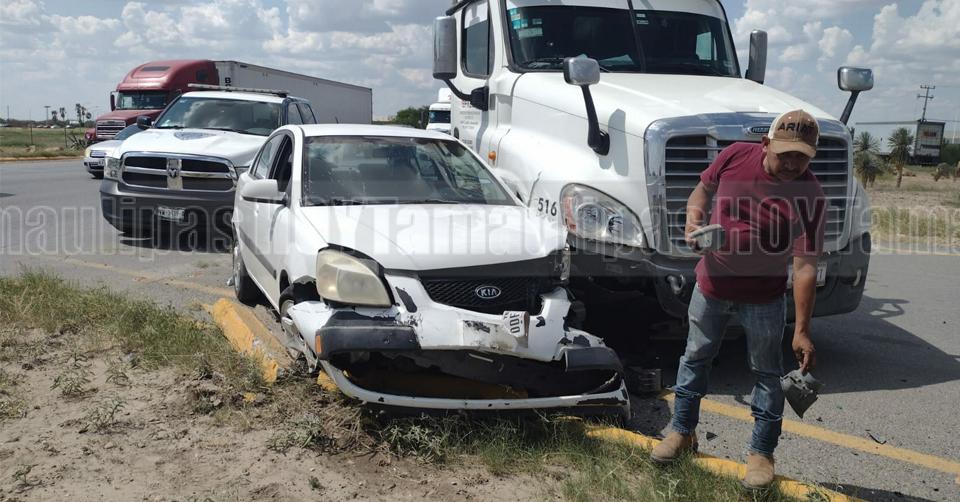 Hoy Tamaulipas - Tamaulipas Se estrella contra triler y sale ileso en Nuevo Laredo - Vimarsana News