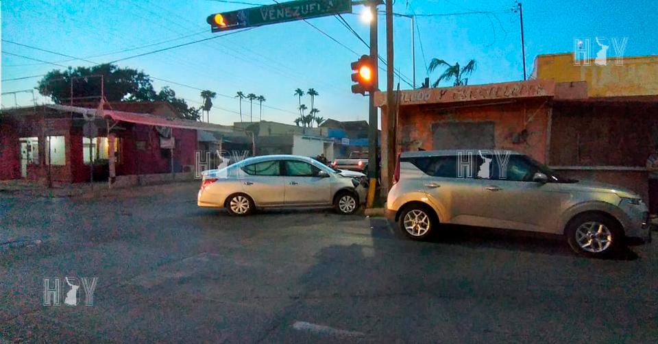 Hoy Tamaulipas - Tamaulipas Seguridad Se pasa semaforo en rojo y choca ...
