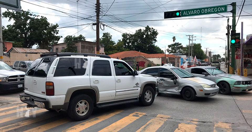 Hoy Tamaulipas - Tamaulipas Trata de ganarle al semforo y choca con dos automviles en Nuevo Laredo - Vimarsana News