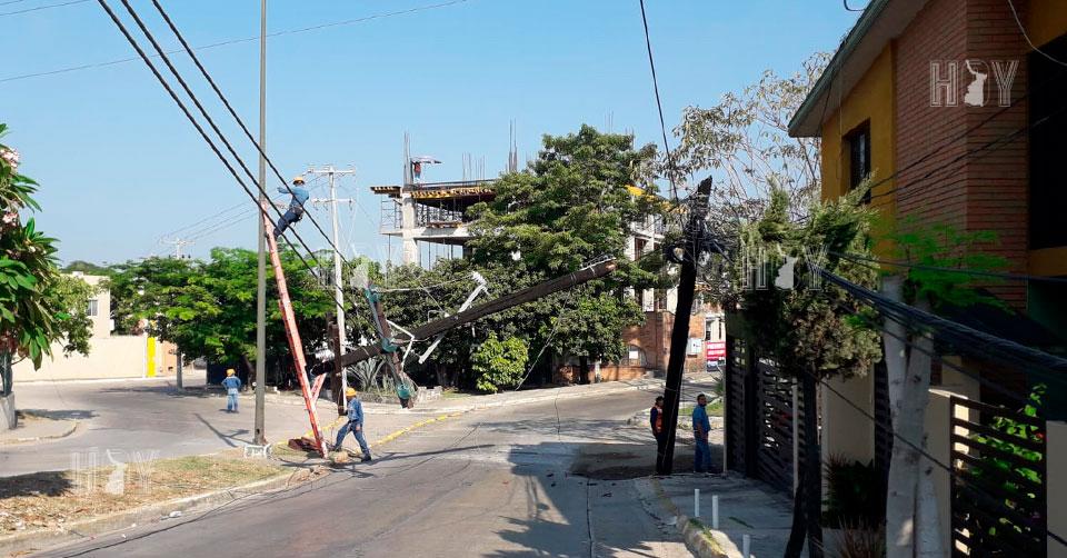 Hoy Tamaulipas - Accidentes en Tamaulipas Cae poste de la CFE y otro lo ...