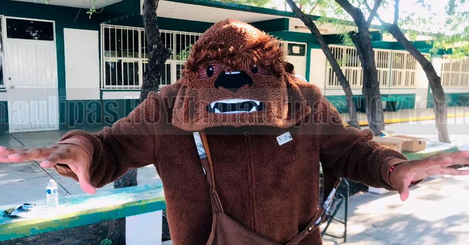 Hoy Tamaulipas - Tamaulipas Se disfraza de Chewbacca en memoria de sus amigos que no alcanzaron a vacunarse en Ciudad Victoria - Vimarsana News