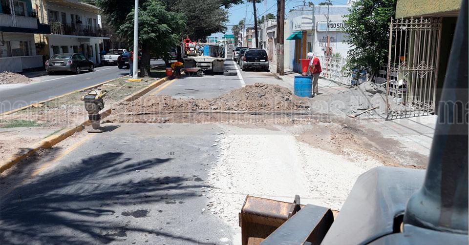 Hoy Tamaulipas - Tamaulipas Reparan baches en avenidas Eva Smano y Obregn de Nuevo Laredo - Vimarsana News