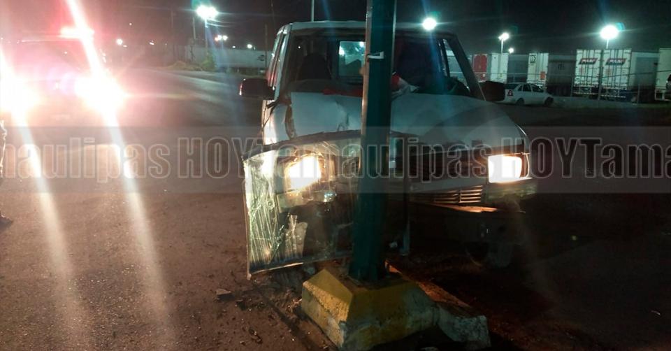 Hoy Tamaulipas - Tamaulipas Seguridad Ebrio conductor impacta poste en Nuevo Laredo - Vimarsana News