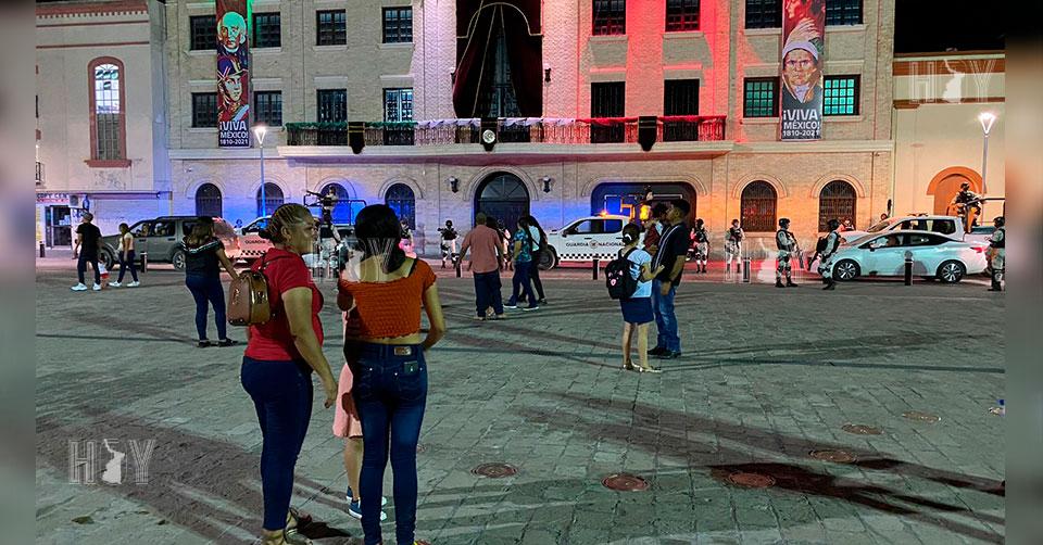 Hoy Tamaulipas - Tamaulipas Acuden familias de Matamoros a dar el grito en la plaza pero est cancelado - Vimarsana News
