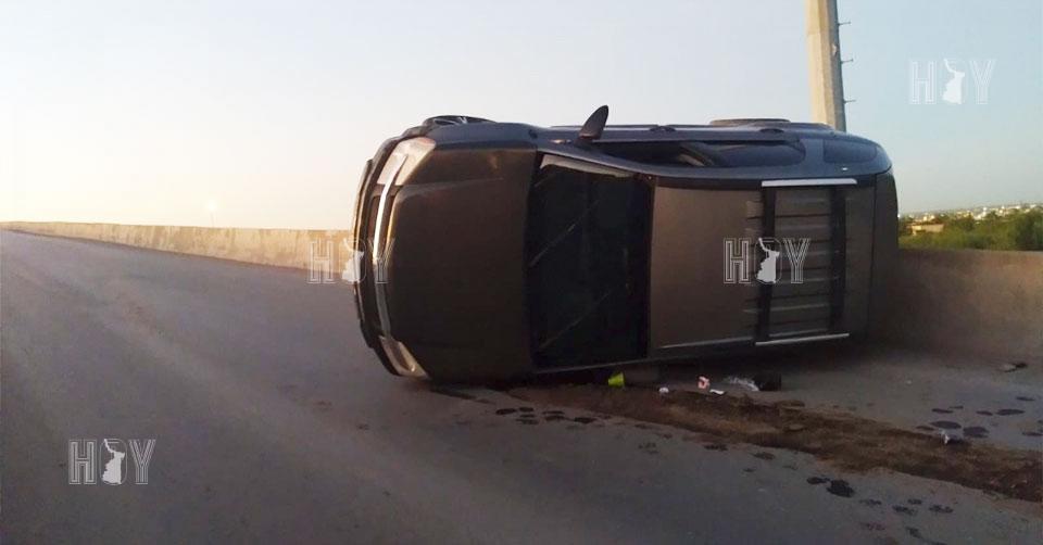 Hoy Tamaulipas - Tamaulipas Sobrevive joven a volcadura en Nuevo Laredo