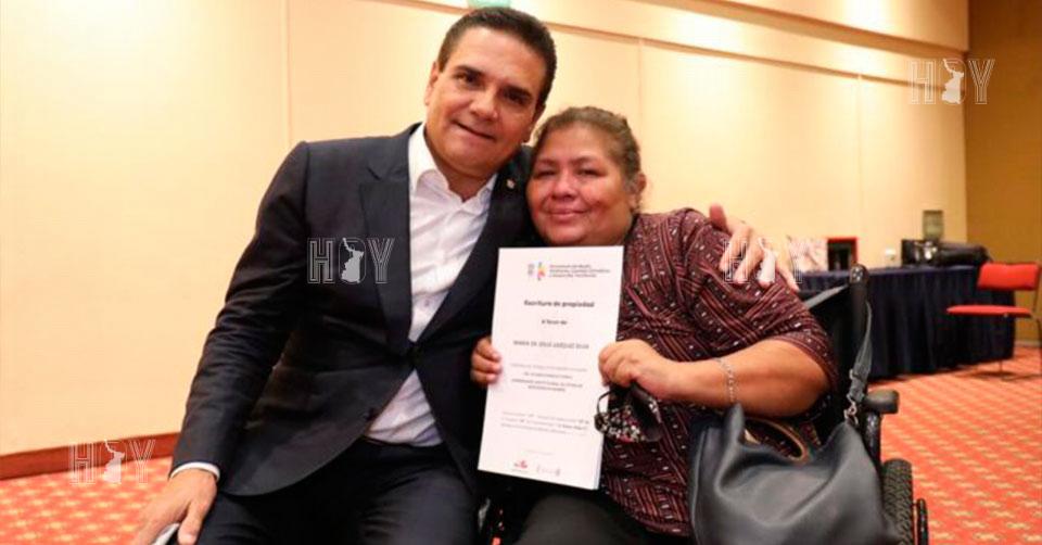 Hoy Tamaulipas - Entrega Silvano Aureoles escrituras a vctimas de los atentados del 15 de septiembre del 2008 - Vimarsana News
