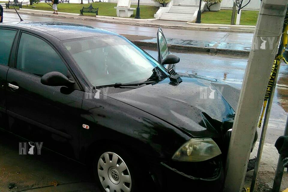 Hoy Tamaulipas - Conductor choca contra poste en el centro de Tampico