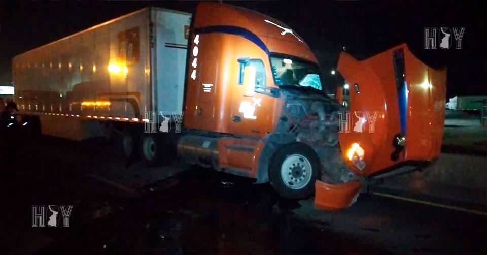Hoy Tamaulipas - Accidente en Tamaulipas Choca trailer contra muros en ...