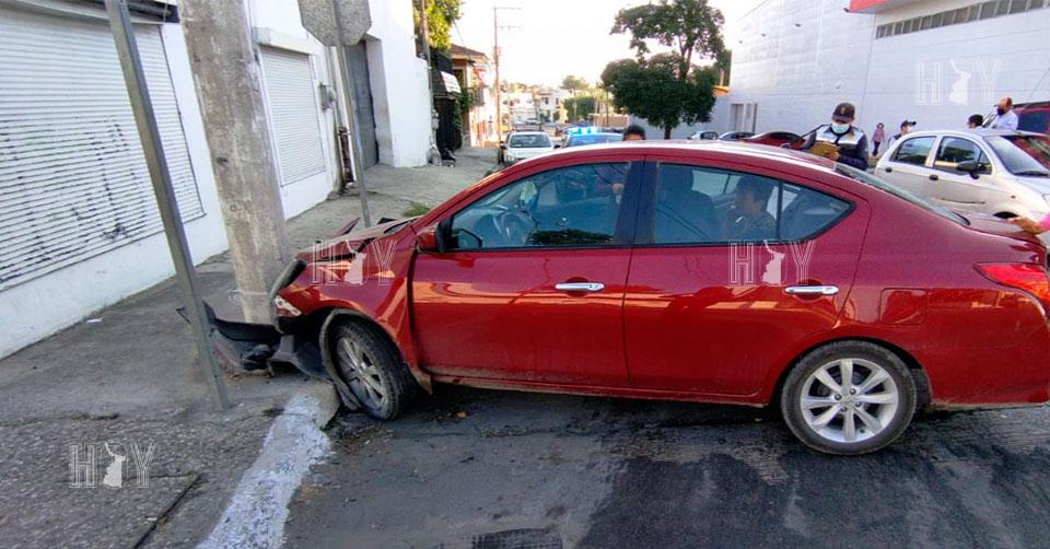 Hoy Tamaulipas - Accidente en Tamaulipas Choca con poste en Tampico