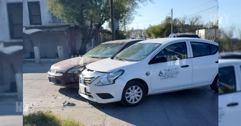 Hoy Tamaulipas - Tamaulipas Se pasa alto y causa choque en Nuevo Laredo