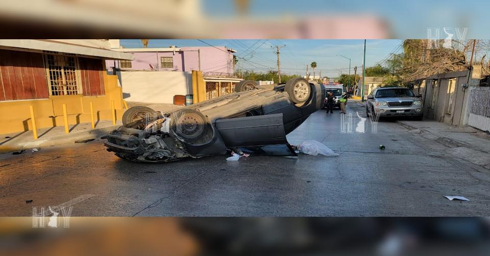 Hoy Tamaulipas - Tamaulipas Sobrevive mujer a volcadura en Nuevo Laredo