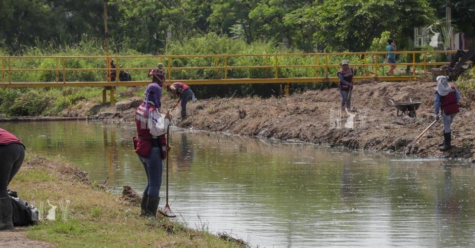 Hoy Tamaulipas - Tamaulipas Permanente limpieza de canales en Ciudad Madero