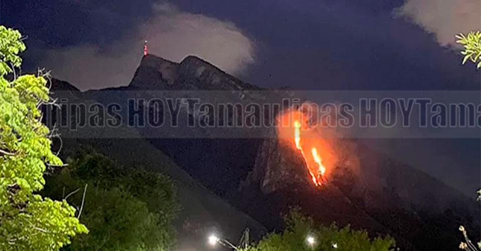Hoy Tamaulipas - Monterrey Combaten incendio forestal en el Cerro de La