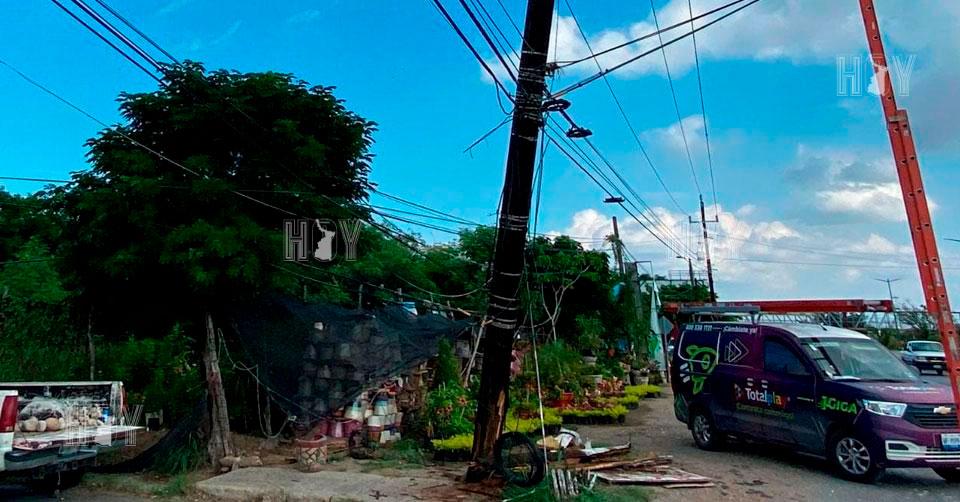 Hoy Tamaulipas - Tamaulipas Camion choca contra poste y deja sin ...