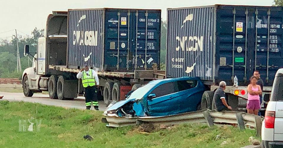 Hoy Tamaulipas - Accidente en Tamaulipas Trailer impacta a un auto y lo ...