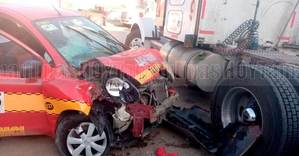 Hoy Tamaulipas Choque en Tamaulipas Varios lesionados deja choque entre taxi y trailer en Altamira