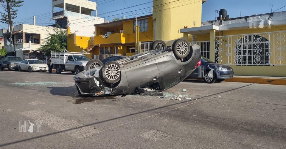 Hoy Tamaulipas - Distraido conductor choca y vuelca en Ciudad Madero