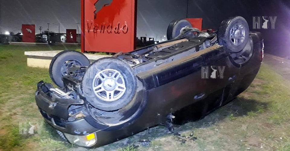 Hoy Tamaulipas - Conductor sale ileso tras volcadura en Nuevo Laredo