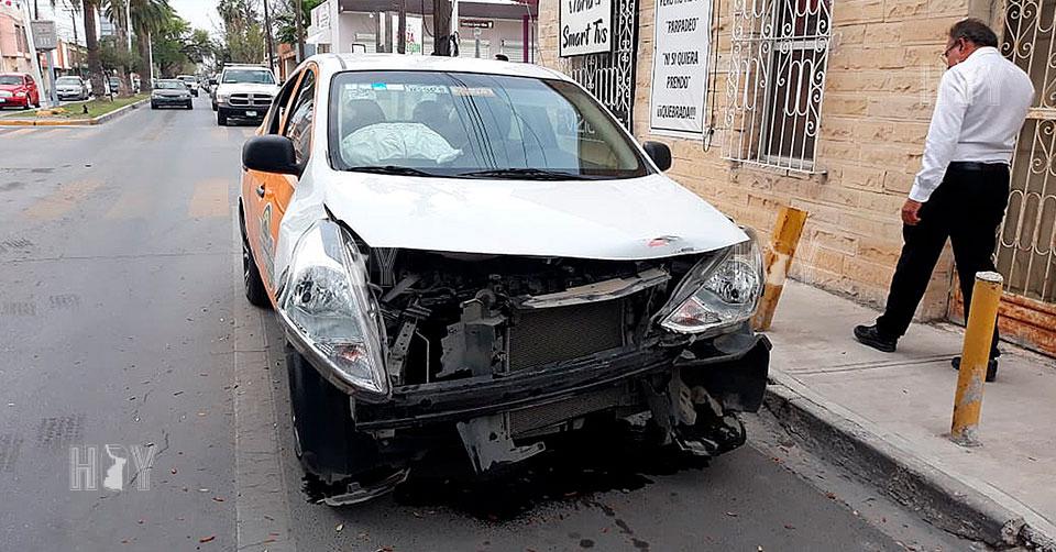 Hoy Tamaulipas - Accidente en Tamaulipas Taxista se pasa alto y causa ...