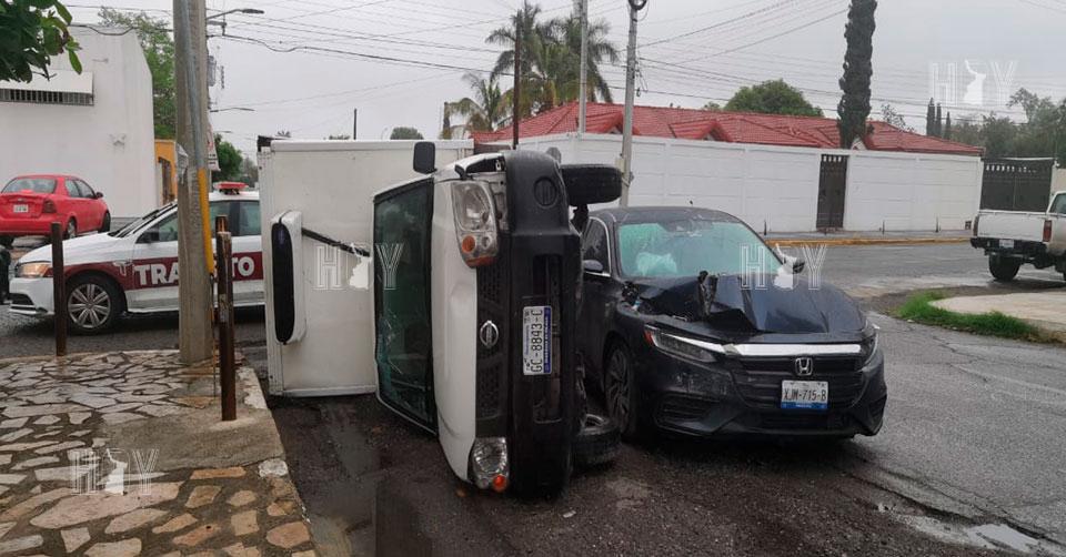 Hoy Tamaulipas - Accidente en Tamaulipas Se pasa alto y lo vuelcan en ...