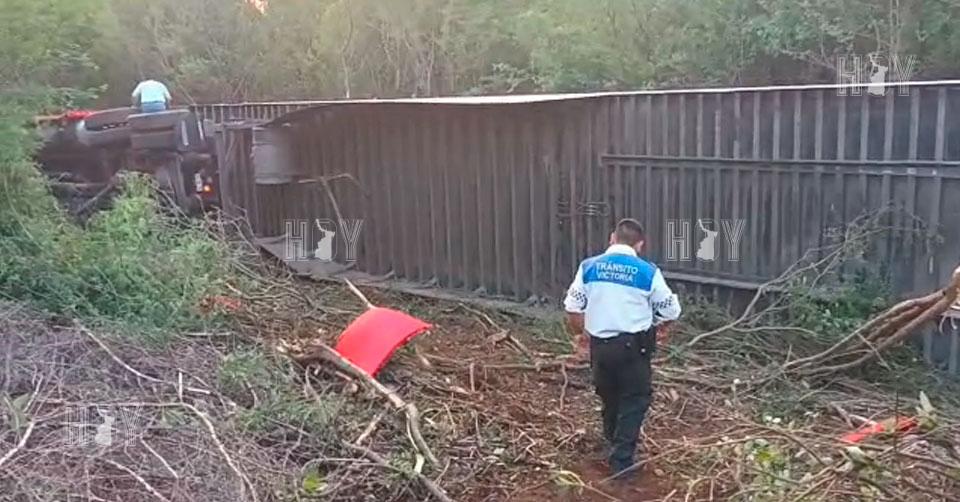 Hoy Tamaulipas - Volcadura en Tamaulipas Trailero se duerme y vuelca ...