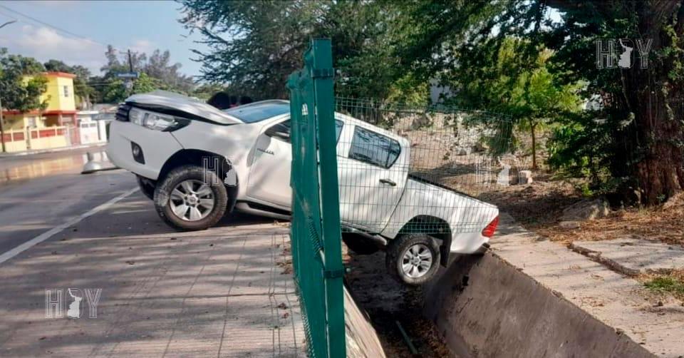Hoy Tamaulipas - Accidentes en Tamaulipas Camioneta derrapa tumba poste ...