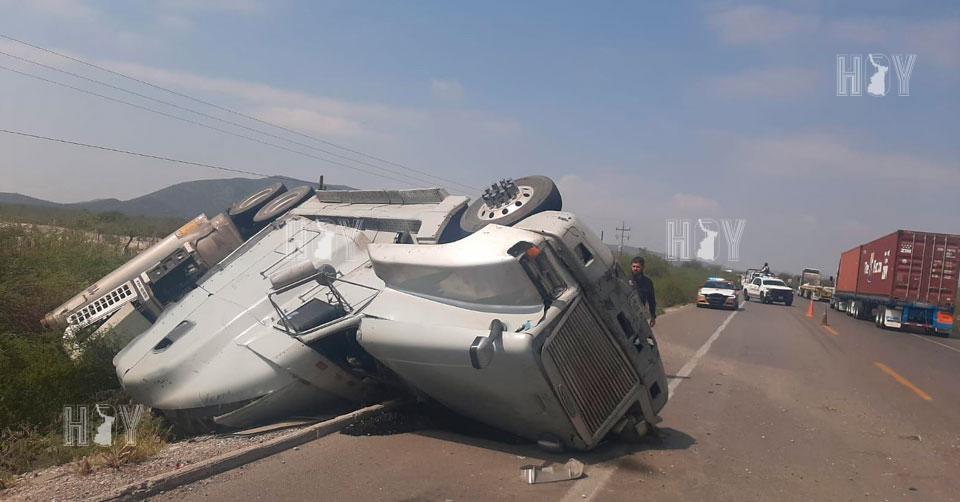 Hoy Tamaulipas - Volcadura en Tamaulipas Vuelca trailer en la carretera ...